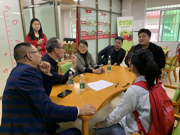6.在社区老年人日照中心结合台账作交流.jpg
