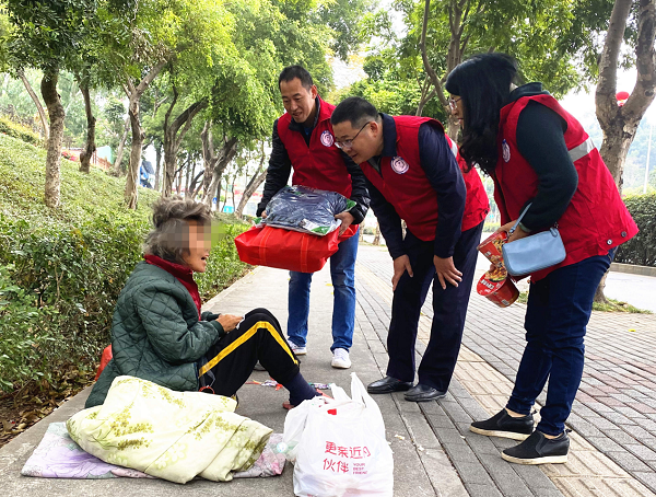 1-市救助管理站开展春节前街面流浪乞讨人员救助，传递关爱与温暖.png