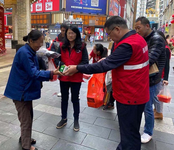 2-市救助管理站开展春节前街面流浪乞讨人员救助，传递关爱与温暖.jpg