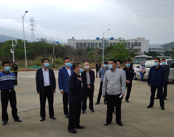 1-市民政局社会组织党委专职副书记郭建到大鹏葵涌墓园等处检查清明工作落实情况.jpg