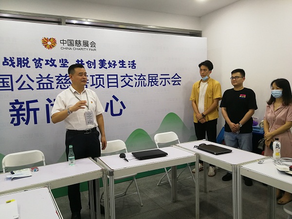 2-市社管局综合处党支部慈展会上模范带头.jpg