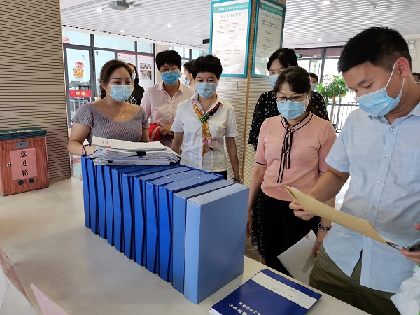 1督导检查组查看安全生产台账.jpg