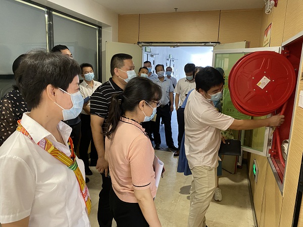 2现场抽选消防安全员进行“消防设备”讲解.jpg