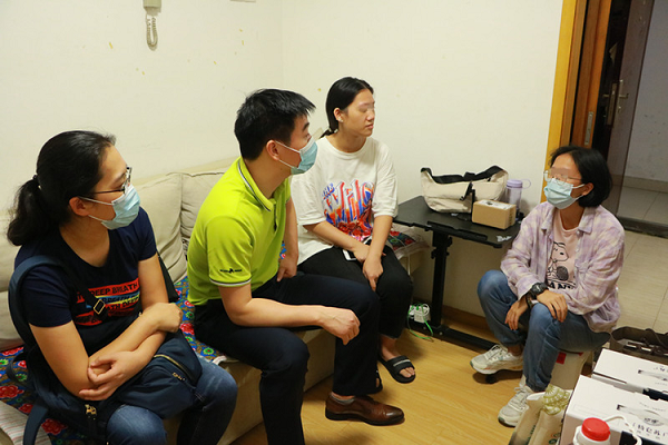 1中心工作人员慰问在龙悦居居住的青年.png