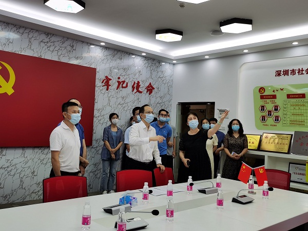 1陈建民参观中心智慧养老系统.jpg
