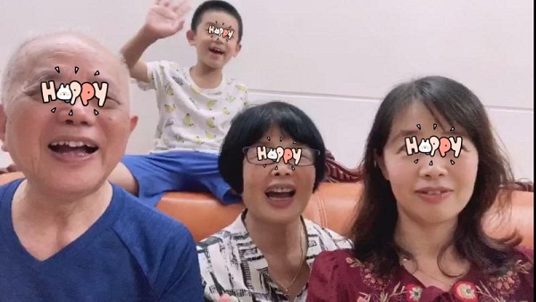 1家属通过视频与老人共度佳节.jpg