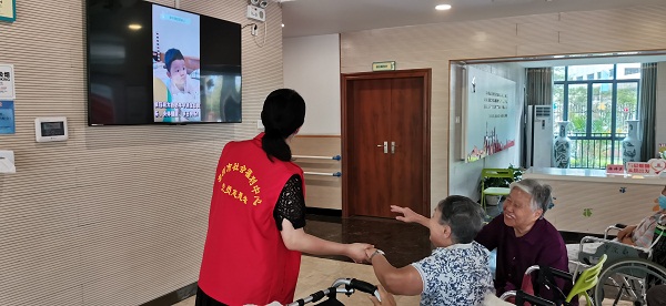 3李奶奶激动地向工作人员介绍重孙.jpg