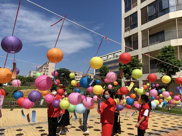 4支部党员布置活动场地.jpg