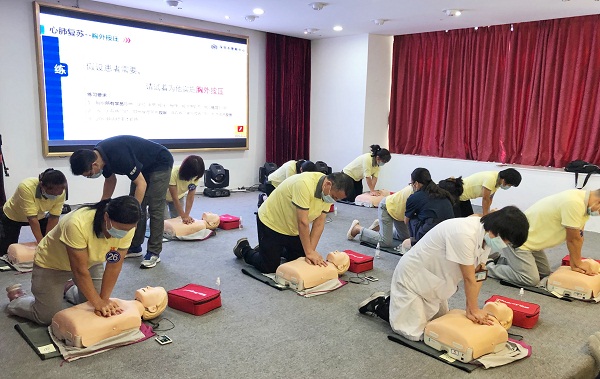 2参训人员在老师指导下进行实操演练.jpg