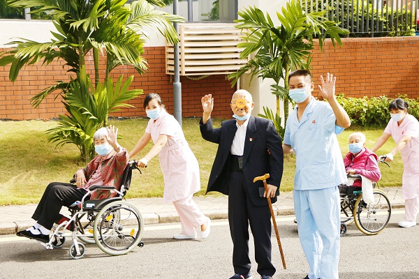 1老人们在院内“登高”.jpg