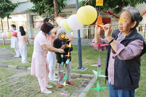2老人们挂千纸鹤祈福.jpg