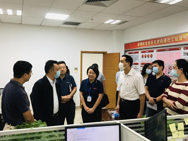 1-市民政局廖远飞一行到宝安区石岩街道社工站调研.jpg