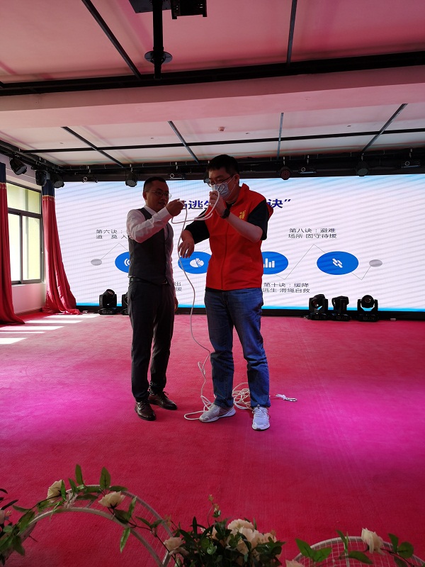 2+党员安全员积极参与现场实操演练.jpg