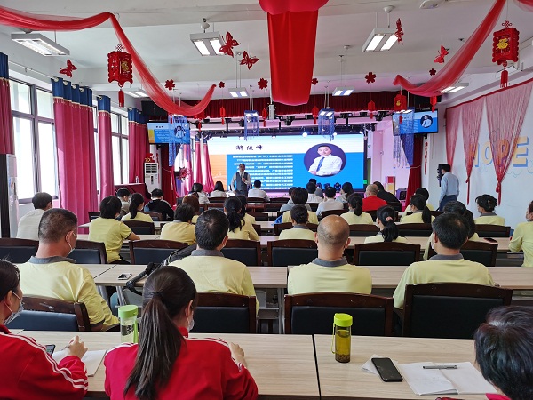3工作人员认真学习记录.jpg