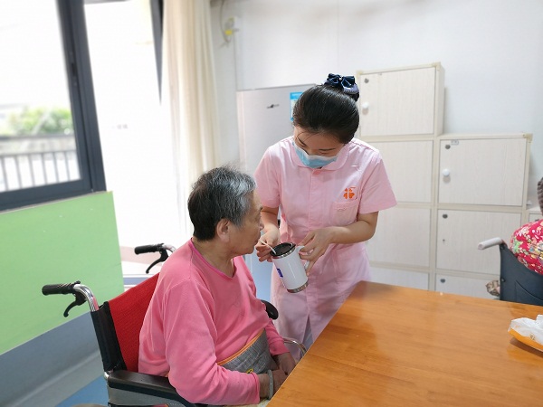 1院内工作人员对老人无微不至的照顾.jpg