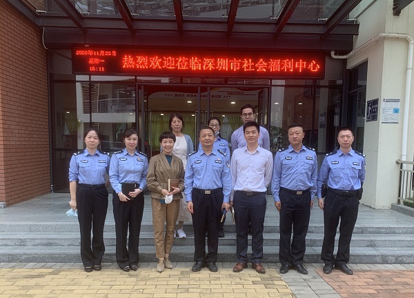 2+与龙华区公安分局合影.jpg