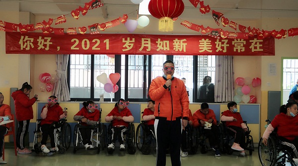 社会院青年在迎新茶话会上表演节目。.JPG