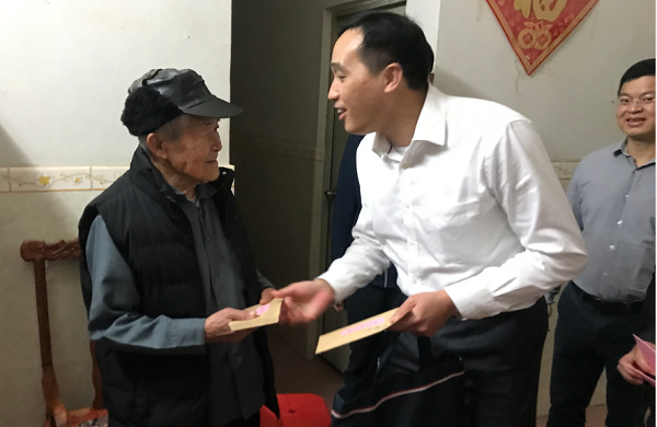1-市民政局规划和政策法规处党支部赴宝安区石岩街道官田社区开展春节慰问“一对一”挂点社区党员活动.png
