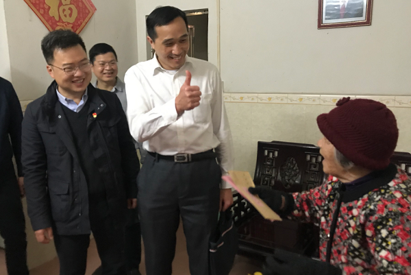 2-市民政局规划和政策法规处党支部赴宝安区石岩街道官田社区开展春节慰问“一对一”挂点社区党员活动.png