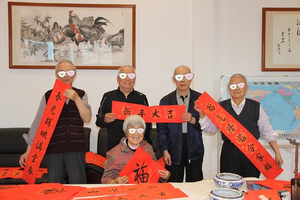 6老人们自制春联.jpg