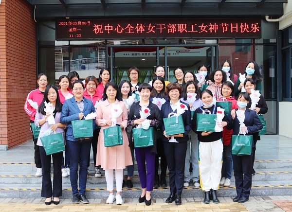 1奋战在中心各岗位的巾帼英雄们.jpg