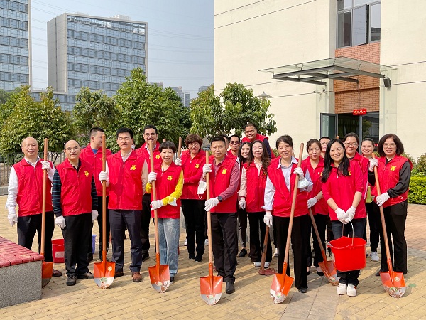 1中心党员志愿者整装待发.jpg