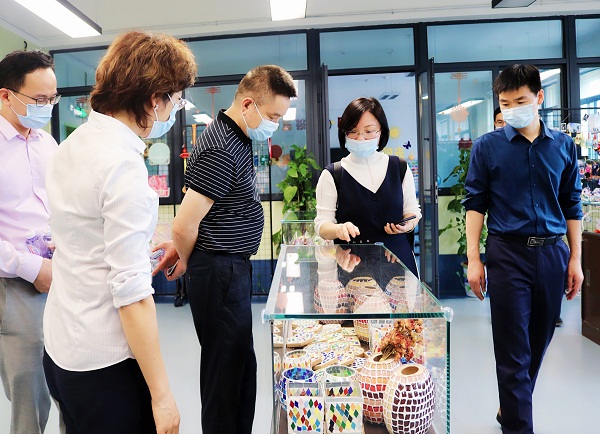 2.省民政厅调研组参观儿童作品展示区.jpg