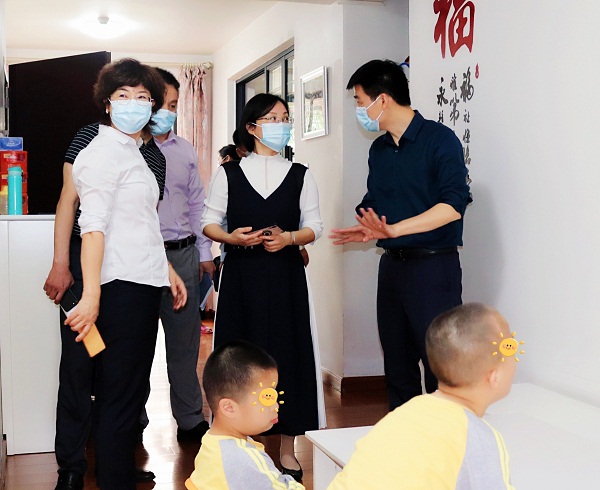 3.省民政厅调研组走访模拟家庭.jpg