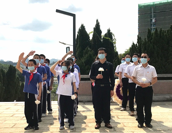 2致敬革命先烈.jpg