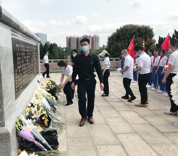 3向革命英雄敬献花束.jpg