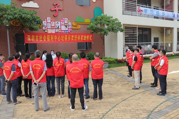 党员志愿者认真观看现场演练4.jpg