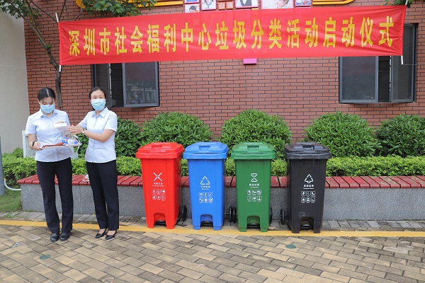 工作人员进行垃圾分类现场演练2.jpg