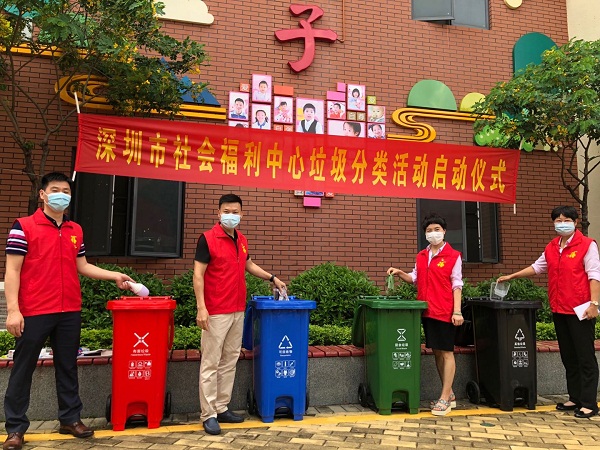 中心领导为大家做正确示范3.jpg