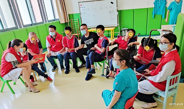2与孩子们一起读绘本、学红歌.jpg