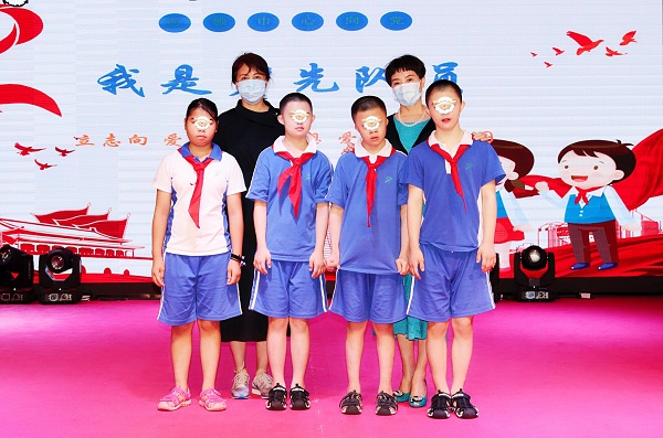 7光荣的入队仪式.jpg