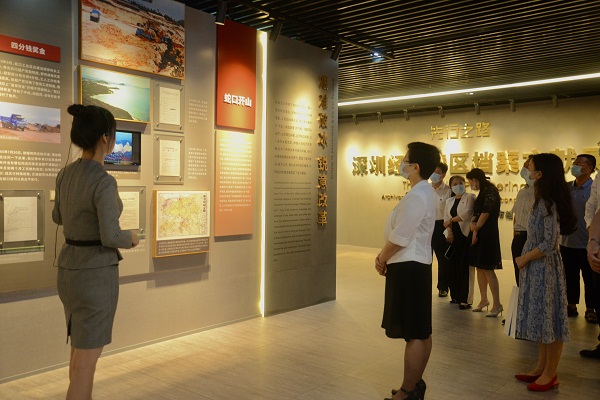 4-一本道
组织参观深圳经济特区档案文献展.jpg