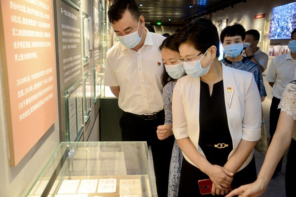 5-一本道
组织参观深圳经济特区档案文献展.jpg