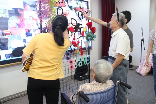 2老人们挑选心仪的拍照道具.jpg