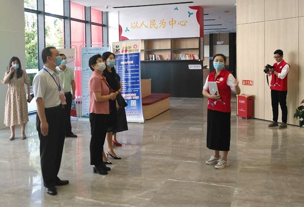 1-皮勇华副局长带队慰问派驻社区干部.jpg