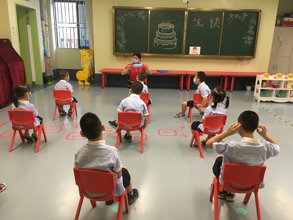 4向孩子讲解防疫知识等内容.jpg