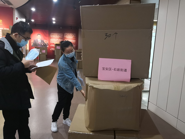 2-助力社区一线抗疫  市捐助中心累计配发60万个口罩.png