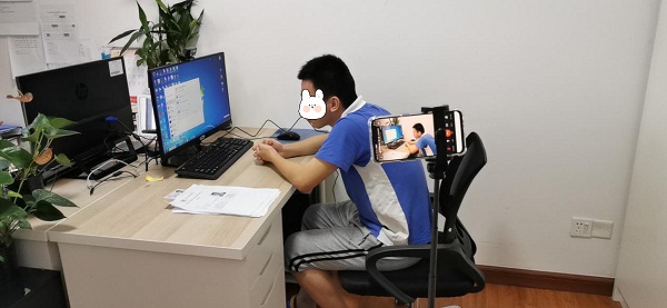 1小凯在参加网络远程考试.jpg