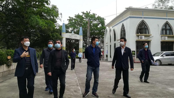 1-市民政局二级巡视员刘慧到料岭墓园等处检查清明工作落实情况.jpg