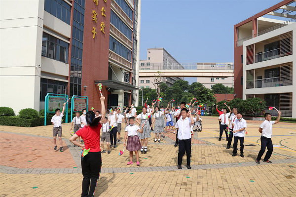 3老师带领学生们展示新编的体操.png