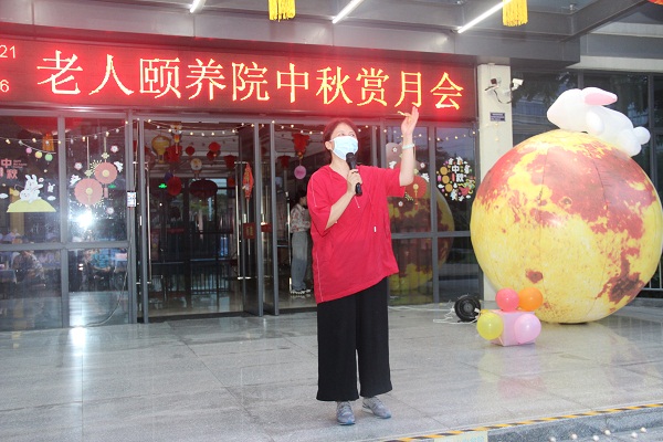 4.壮立同志即兴演唱沙家浜选段“同志们亲如一家”.jpg