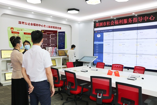 2杨浩勃副局长参观中心智辉养老系统.jpg