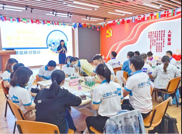 王淑娟在招商街道“优秀社区党委书记培养工作室”培训中为学员授课 - 副本.png