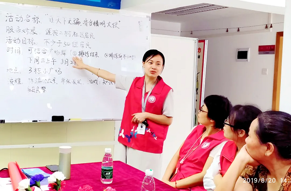 韦晓冬带领志愿者策划和开展社区防诈骗宣传活动.png