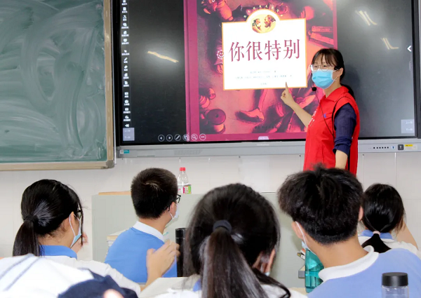 郑薇介入校园危机事件，为学生们开展心理干预服务.png