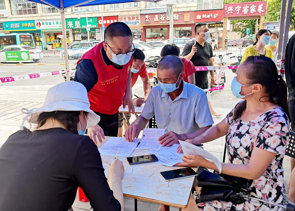 2021年6月，周文坤在疫苗接种点协助居民接种疫苗.png